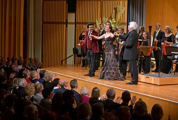 25 09 2022, International Classical Festival Festival of Nations 2022 at Kurhaus Bad Wörishofen in Unterallgäu, gala concert with singer Rolando Villazon li, tenor , singer Emily Pogorelc middle,soprano , Philharmonic Orchestra Baden Baden conducted by conductor Guerassim Voronkov re 25 09 2022, Classical Festival Bad Wörishofen 25 09 2022, Classical Festival Ba