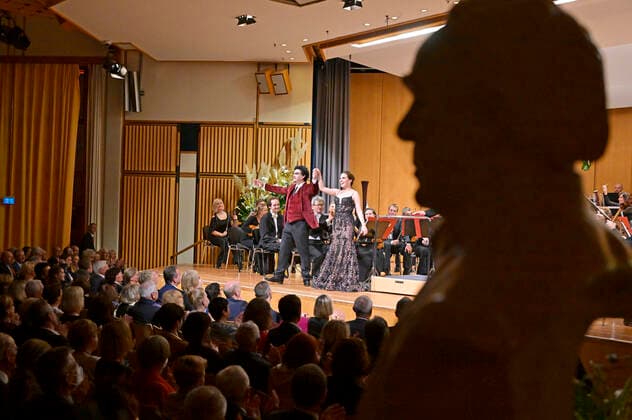25 09 2022, International Classical Festival Festival of Nations 2022 in the Kurhaus Bad Wörishofen in Unterallgäu, gala concert with singer Rolando Villazon tenor , singer Emily Pogorelc soprano , Philharmonic Orchestra Baden Baden under the baton of conductor Guerassim Voronkov At the edge of the stage is a bust of pri