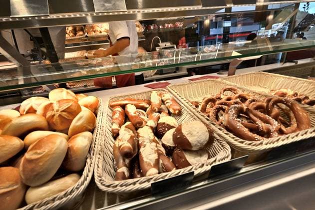 Ein appetitliches Angebot , mit inzwischen teurer Energie gebacken. Volle Theke in der Bäckerei. München Bayern Deutschland *** An appetizing offer , baked with now expensive energy Full counter in the bakery Munich Bavaria Germany Copyright: xRolfxPossx