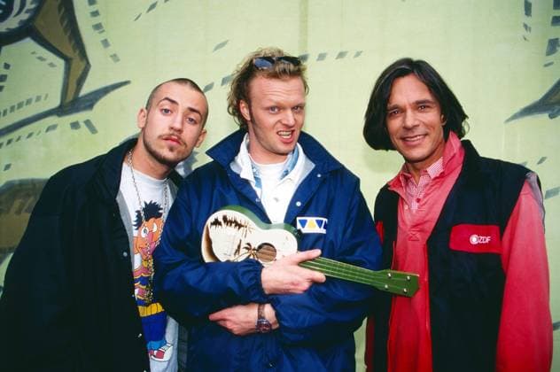 STEFAN RAAB UND DIE BEKLOPPTEN Stefan Raab und die Bekloppten, Bürger Lars Dietrich, Stefan Raab, Jürgen Drews, singen als Trio eine Coverversion des Drews-Songs: Ein Bett im Kornfeld, Deutschland, 1995. Stefan Raab and the Bekloppten, Buerger Lars Dietrich, Stefan Raab, Juergen Drews, the trio sings the Cover version of the Drews song: Ein Bett im Kornfeld, German, 1995., Deutschland Copyright: kpa UnitedArchives55024477 EDITORIAL USE ONLY