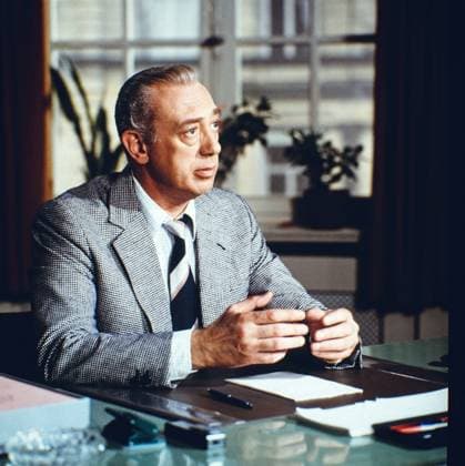 DERRICK Derrick, ZDF Krimi-Serie, Deutschland, 1979, Folge: Ein Todesengel, Szene: Horst Tappert als Stephan Derrick, Oberinspektor. Derrick, TV crime series, Germany, 1979, episode: Ein Todesengel, scene: Horst Tappert as Derrick, Chief inspector, München Deutschland Copyright: kpa UnitedArchives55043592 EDITORIAL USE ONLY
