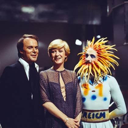 LIEDERCIRCUS Liedercircus, ZDF Musiksendung, Deutschland, 1979, Gastgeber: Michael Heltau mit den musikalischen Gästen: Alice Dona, französische Sängerin und Liedermacherin, Arik Brauer, österreichischer Sänger, Grafiker und Bühnenbildner. Liedercircus, TV music programme, Germany, 1979, host: Michael Heltau with guest: French singer-songwriter Alice Dona and Austrian singer, graphic artist, stage designer., Deutschland Copyright: kpa UnitedArchives55043643 EDITORIAL USE ONLY