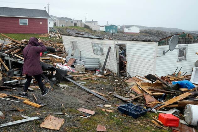 Kanada, Schäden durch Wirbelsturm Fiona September 26, 2022, Port aux Basques, NL, CANADA: A resident approaches the destroyed remains of a home in Port aux Basques, N.L., Monday, Sept.26, 2022. Across the Maritimes, eastern Quebec and in southwestern Newfoundland, the economic impact of hurricane Fiona™s wrath is still being tallied. Port aux Basques CANADA  - ZUMAc35_ 20220926_zaf_c35_088 Copyright: xFrankxGunnx