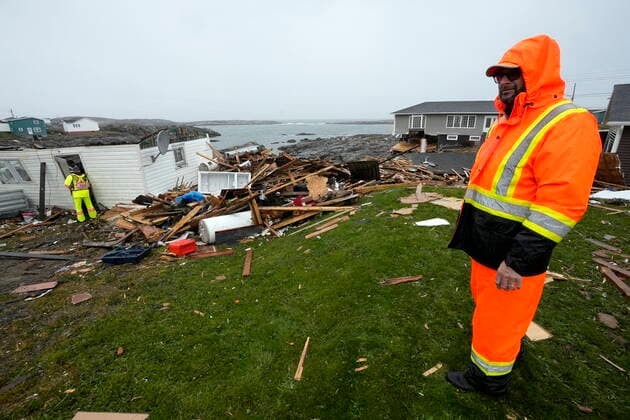 Kanada, Schäden durch Wirbelsturm Fiona September 26, 2022, Port aux Basques, NL, CANADA: A search and rescue worker surveys the destroyed remains of a home in Port aux Basques, N.L., Monday, Sept.26, 2022. Across the Maritimes, eastern Quebec and in southwestern Newfoundland, the economic impact of hurricane Fiona™s wrath is still being tallied. Port aux Basques CANADA  - ZUMAc35_ 20220926_zaf_c35_089 Copyright: xFrankxGunnx