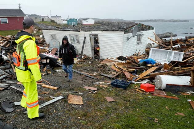 Kanada, Schäden durch Wirbelsturm Fiona September 26, 2022, Port aux Basques, NL, CANADA: A search and rescue worker and a resident are seen on the lawn in front of a destroyed home in Port aux Basques, N.L., Monday, Sept.26, 2022. Across the Maritimes, eastern Quebec and in southwestern Newfoundland, the economic impact of hurricane Fiona™s wrath is still being tallied. Port aux Basques CANADA  - ZUMAc35_ 20220926_zaf_c35_090 Copyright: xFrankxGunnx