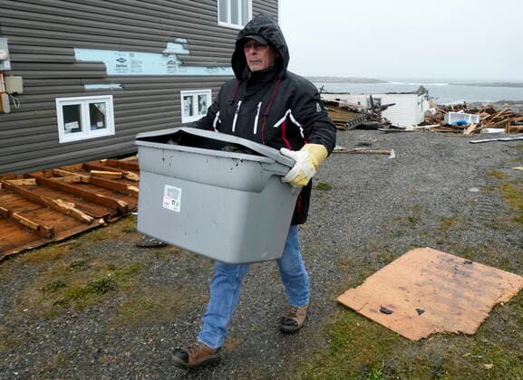 Kanada, Schäden durch Wirbelsturm Fiona September 26, 2022, Port aux Basques, NL, CANADA: A resident retrieves personal belongings from his family home in Port aux Basques, N.L., Monday, Sept.26, 2022. Across the Maritimes, eastern Quebec and in southwestern Newfoundland, the economic impact of hurricane Fiona™s wrath is still being tallied. Port aux Basques CANADA  - ZUMAc35_ 20220926_zaf_c35_091 Copyright: xFrankxGunnx