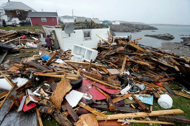 News Bilder des Tages Kanada, Schäden durch Wirbelsturm Fiona September 26, 2022, Port aux Basques, NL, CANADA: A resident and search and rescue worker examine the destroyed remains of a home in Port aux Basques, N.L., Monday, Sept.26, 2022. Across the Maritimes, eastern Quebec and in southwestern Newfoundland, the economic impact of hurricane Fiona™s wrath is still being tallied. Port aux Basques CANADA  - ZUMAc35_ 20220926_zaf_c35_092 Copyright: xFrankxGunnx
