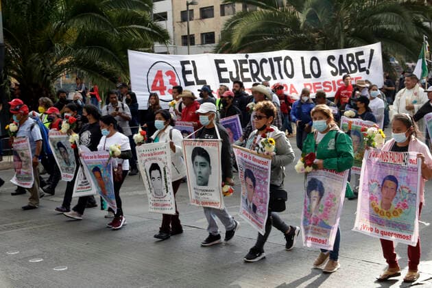 September 26, 2022, Mexico City, Mexico: The parents of the 43 normalistas from Ayotzinapa march and rally to demand justice in the Iguala case, 8 years after their forced disappearance and the return of their children during their rally at the Zocalo in the Mexico City. on September 26, 2022 in Mexico City, Mexico. Mexico City Mexico - ZUMAe321 20220926_zia_e321_041 Copyright: xLuisxBarronxEyepixxGroupx
