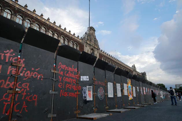 September 26, 2022, Mexico, Mexico: General view of the National Palace with fences during a demonstration to commemorate the 8th anniversary of the disappearance of the 43 Ayotzinapa students. On the night of September 26, 2014, 43 students from the Raoel Isidro Burgos Rural Normal School located in Iguala, Guerrero, were victims of forced disappearance by members of public security from the state of Guerrero and federal military security..The students had allegedly tried to hijack trucks to use for their protests. Mexico Mexico - ZUMAs197 20220926_zaa_s197_332 Copyright: xGuillermoxDiazx