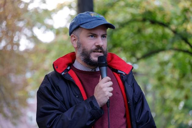Montagsprotest 26.09.2022, Chemnitz, Impfgegner,Spaziergang von Chemnitz steht auf Am Montag spazierten gegen 18.00 Uhr mehrere tausend Menschen in Chemnitz, um für eine freie Impfentscheidung und die Abschaffung aller Corona- Maßnahmen zu demonstrieren. Forderungen nach Frieden und gegen Staatsjournalismus der ARD und ZDF, sowie dem Rücktritt der gesamten Bundesregierung wurden gestellt. Mann protestierte auch gegen Preistreiberei, die Energiepolitik der Bundesregierung, hohe Energiepreise und Inflation. Die Polizei war mit Einsatzkräften vor Ort und begleitete den Demonstrationszug. Auch Mitglieder der Partei Freie Sachsen beteiligten sich an der Demonstration. Von ihnen wurde der MdB Robert Farle (ehemals AfD- jetzt fraktionsl