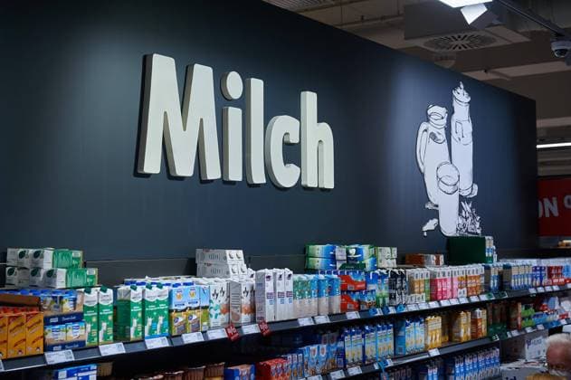  Milch, Regal, Rewe Center Tonndorfer Hauptstraße 71-81, 22045 Hamburg, Deutschland, Europa *** Milk, Shelf, REWE Center Tonndorfer Main Street 71 81, 22045 Hamburg, Germany, Europe Copyright: imageBROKER/CarstenxMilbret iblcmi08446808.jpg