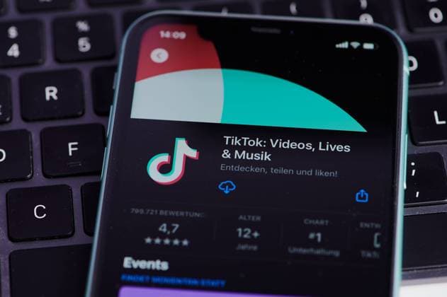 Mainz, Deutschland - 25. September 2022: Symbol der TikTok-App im Store auf dem iphone Bildschirm *** Mainz, Germany 25 September 2022 symbol the tik tok App at Store at the iPhone Screen 1103500918