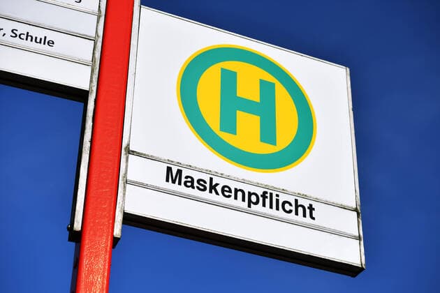 PHOTOMONTAGE, bus stop sign with inscription mask obligation ** NUR FUER REDAKTIONELLE ZWECKE ** EDITORIAL USE ONLY **