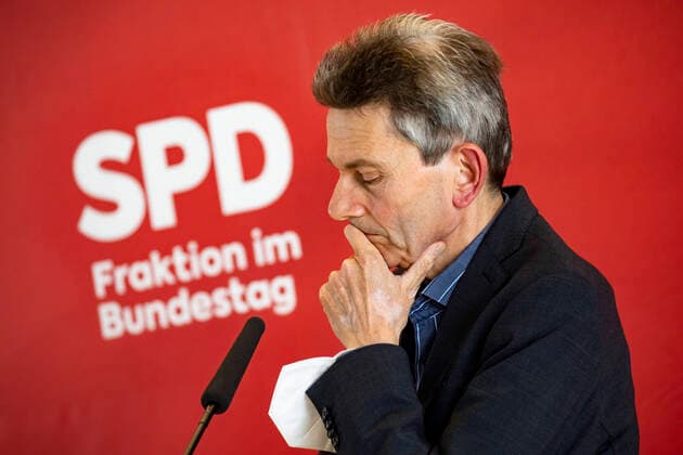 News Themen der Woche KW39 News Bilder des Tages Der Fraktionsvorsitzende der SPD Rolf Muetzenich gibt ein Statement im Bundestag vor der Fraktionssitzung in Berlin am 27. September 2022. Sitzungswoche im Bundestag - Statements der Fraktionen *** The parliamentary group leader of the SPD Rolf Muetzenich gives a statement in the Bundestag before the parliamentary group meeting in Berlin on 27 September 2022 Session week in the Bundestag Statements of the parliamentary groups