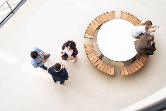 Multiracial business people discussing strategy in corridor model released, Symbolfoto property released, JOSEF12402