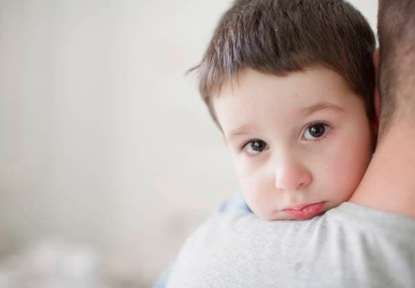 Father carrying sad boy model released, Symbolfoto property released, ONAF00052