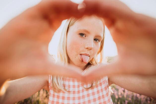 Creative Highlights Symbolbilder Girl sticking out tongue making heart shape gesture model released, Symbolfoto, SIF00387