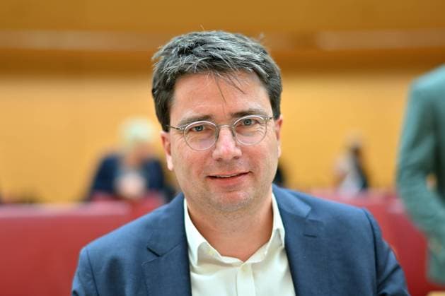 Florian von Brunn, Fraktionsvorsitzender der Landtags-SPD. Florian von Brunn, Fraktionsvorsitzender der Bayern-SPD und Vorsitzender der BayernSPD, bei der 123. Plenarsitzung des Bayerischen Landtags. München Bayern Deutschland *** Florian von Brunn, Parliamentary Group Leader of the Bavarian SPD Florian von Brunn, Parliamentary Group Leader of the Bavarian SPD and Chairman of the BayernSPD, at the 123 Plenary Session of the Bavarian Parliament Munich Bavaria Germany Copyright: xRolfxPossx