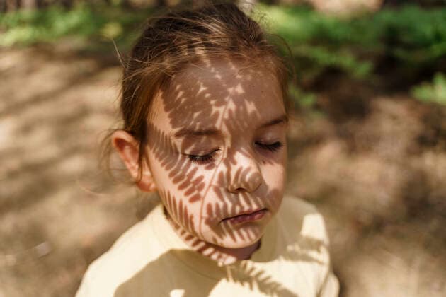 IMAGO Creative: 2022 Favoriten Creative Highlights Symbolbilder Fern leaves shadow on girl s face model released, Symbolfoto, TOF00083