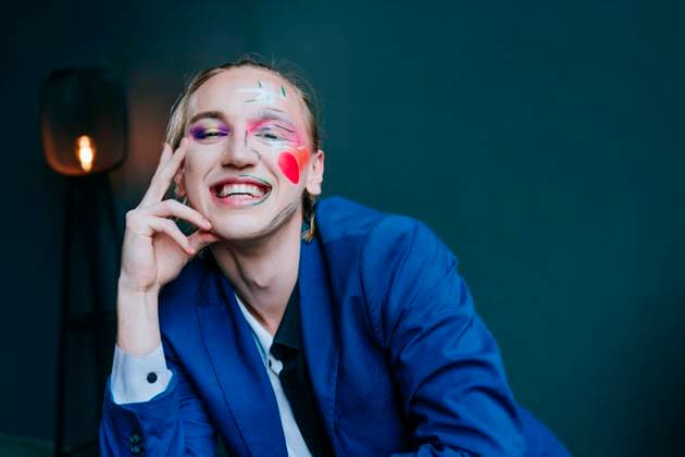 Creative Highlights Symbolbilder Smiling man with make-up in front of wall model released, Symbolfoto property released, YTF00020