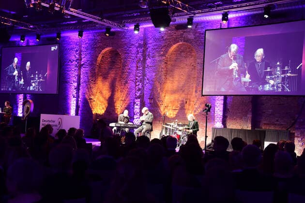 Award of the 20 German Hearing Film Award Regener Pappik Busch, band plays LIve in the hall with guests Award of the 20 German Hearing Film Award 2022 in cen BOLLE Festsäle am Spree Bogeni n Berlin on 27 09 2022. Photopress Mueller Photopress Mueller