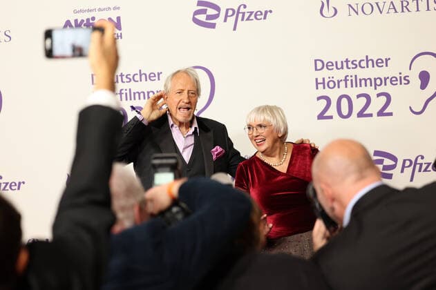 20 German Hearing Film Award 2022 Reiner Schöne with Claudia Roth Award ceremony of the 20 German Hearing Film Award 2022 in the Bolle Festsäle at the Spree Bogen in Berlin Copyright: xEventpressx