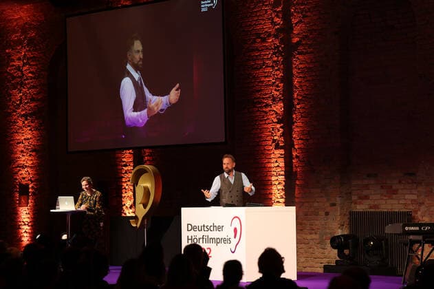 20 German Hearing Film Award 2022 Steven Gätjen moderates the evening award ceremony of the 20 German Hearing Film Award 2022 in the Bolle Festsäle at the Spree Bogen in Berlin Copyright: xEventpressx