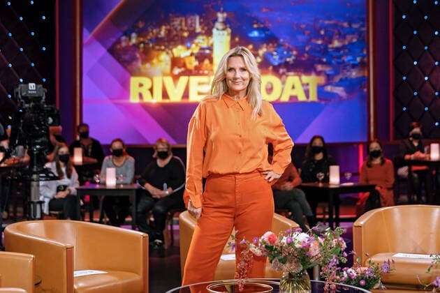 Entertainment Themen der Woche KW39 Entertainment Bilder des Tages MDR - Riverboat. Moderatorin Kim Fisher anläßlich der Aufzeichnung der MDR - Talkshow Riverboat am 27.09.2022 in der Mediacity Leipzig. ( ST: 30.09.2022 ) 20220927SFL0003 *** MDR Riverboat host Kim Fisher on the occasion of the recording of the MDR talk show Riverboat on 27 09 2022 at Mediacity Leipzig ST 30 09 2022 20220927SFL0003