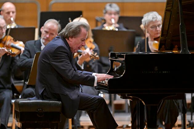 27 09 2022, International Classical Festival Festival of Nations 2022 at the Kurhaus Bad Wörishofen in Unterallgäu, Rudolf Buchbinder at the piano, Orchestra Die Deutsche Kammerphilharmonie Bremen 27 09 2022, Classical Festival Bad Wörishofen 27 09 2022, Classical Festival Bad Wörishofen
