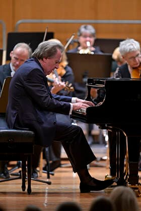 27 09 2022, International Classical Festival Festival of Nations 2022 at the Kurhaus Bad Wörishofen in Unterallgäu, Rudolf Buchbinder at the piano, Orchestra Die Deutsche Kammerphilharmonie Bremen 27 09 2022, Classical Festival Bad Wörishofen 27 09 2022, Classical Festival Bad Wörishofen