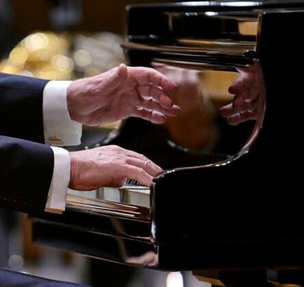 27 09 2022, International Classical Festival Festival of Nations 2022 at the Kurhaus Bad Wörishofen in Unterallgäu, Rudolf Buchbinder at the piano, detail hands at the keys of the Steinway grand piano 27 09 2022, Classical Festival Bad Wörishofen 27 09 2022, Classical Festival Bad Wörishofen