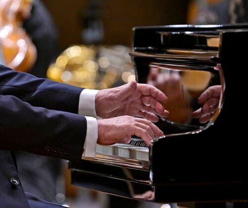 27 09 2022, International Classical Festival Festival of Nations 2022 at the Kurhaus Bad Wörishofen in Unterallgäu, Rudolf Buchbinder at the piano, detail hands at the keys of the Steinway grand piano 27 09 2022, Classical Festival Bad Wörishofen 27 09 2022, Classical Festival Bad Wörishofen