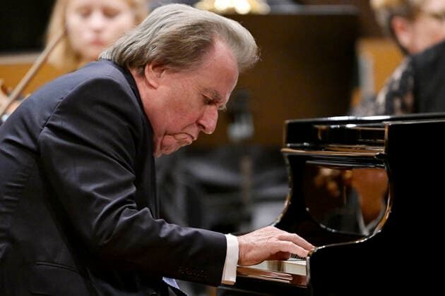27 09 2022, International Classical Festival Festival of Nations 2022 at the Kurhaus Bad Wörishofen in Unterallgäu, Rudolf Buchbinder at the piano, Orchestra Die Deutsche Kammerphilharmonie Bremen 27 09 2022, Classical Festival Bad Wörishofen 27 09 2022, Classical Festival Bad Wörishofen