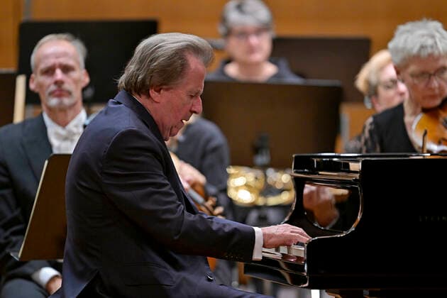 27 09 2022, International Classical Festival Festival of Nations 2022 at the Kurhaus Bad Wörishofen in Unterallgäu, Rudolf Buchbinder at the piano, Orchestra Die Deutsche Kammerphilharmonie Bremen 27 09 2022, Classical Festival Bad Wörishofen 27 09 2022, Classical Festival Bad Wörishofen