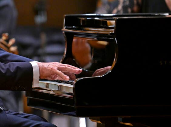 27 09 2022, International Classical Festival Festival of Nations 2022 at the Kurhaus Bad Wörishofen in Unterallgäu, Rudolf Buchbinder at the piano, detail hands at the keys of the Steinway grand piano 27 09 2022, Classical Festival Bad Wörishofen 27 09 2022, Classical Festival Bad Wörishofen