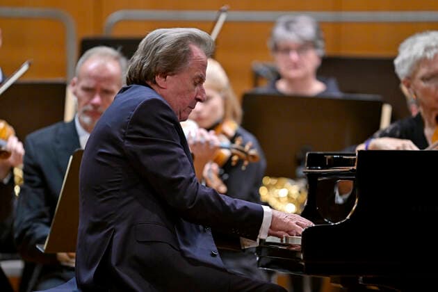 27 09 2022, International Classical Festival Festival of Nations 2022 at the Kurhaus Bad Wörishofen in Unterallgäu, Rudolf Buchbinder at the piano, Orchestra Die Deutsche Kammerphilharmonie Bremen 27 09 2022, Classical Festival Bad Wörishofen 27 09 2022, Classical Festival Bad Wörishofen