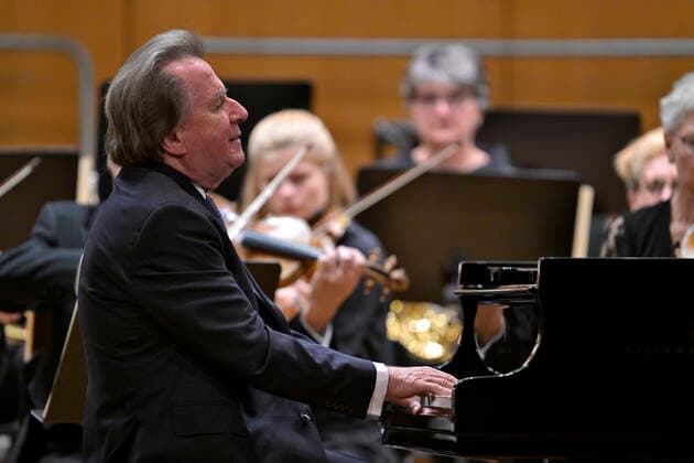 27 09 2022, International Classical Festival Festival of Nations 2022 at the Kurhaus Bad Wörishofen in Unterallgäu, Rudolf Buchbinder at the piano, Orchestra Die Deutsche Kammerphilharmonie Bremen 27 09 2022, Classical Festival Bad Wörishofen 27 09 2022, Classical Festival Bad Wörishofen