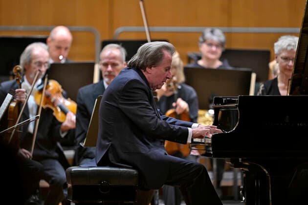 27 09 2022, International Classical Festival Festival of Nations 2022 at the Kurhaus Bad Wörishofen in Unterallgäu, Rudolf Buchbinder at the piano, Orchestra Die Deutsche Kammerphilharmonie Bremen 27 09 2022, Classical Festival Bad Wörishofen 27 09 2022, Classical Festival Bad Wörishofen
