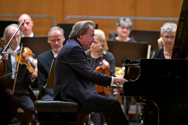 27 09 2022, International Classical Festival Festival of Nations 2022 at the Kurhaus Bad Wörishofen in Unterallgäu, Rudolf Buchbinder at the piano, Orchestra Die Deutsche Kammerphilharmonie Bremen 27 09 2022, Classical Festival Bad Wörishofen 27 09 2022, Classical Festival Bad Wörishofen