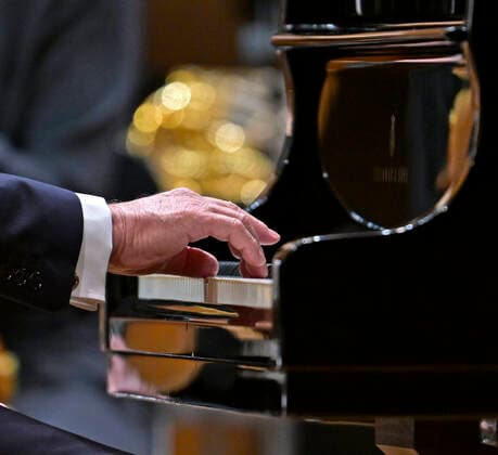 27 09 2022, International Classical Festival Festival of Nations 2022 at the Kurhaus Bad Wörishofen in Unterallgäu, Rudolf Buchbinder at the piano, detail hands at the keys of the Steinway grand piano 27 09 2022, Classical Festival Bad Wörishofen 27 09 2022, Classical Festival Bad Wörishofen
