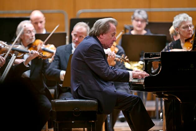 27 09 2022, International Classical Festival Festival of Nations 2022 at the Kurhaus Bad Wörishofen in Unterallgäu, Rudolf Buchbinder at the piano, Orchestra Die Deutsche Kammerphilharmonie Bremen 27 09 2022, Classical Festival Bad Wörishofen 27 09 2022, Classical Festival Bad Wörishofen