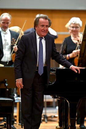 27 09 2022, International Classical Festival Festival of Nations 2022 at the Kurhaus Bad Wörishofen in Unterallgäu, Rudolf Buchbinder at the piano, Orchestra Die Deutsche Kammerphilharmonie Bremen 27 09 2022, Classical Festival Bad Wörishofen 27 09 2022, Classical Festival Bad Wörishofen