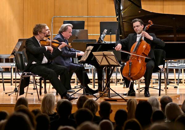 27 09 2022, International Classical Festival Festival of Nations 2022 at the Kurhaus Bad Wörishofen in Unterallgäu, Rudolf Buchbinder at the piano, Orchestra Die Deutsche Kammerphilharmonie Bremen 27 09 2022, Classical Festival Bad Wörishofen 27 09 2022, Classical Festival Bad Wörishofen
