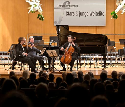 27 09 2022, International Classical Festival Festival of Nations 2022 at the Kurhaus Bad Wörishofen in Unterallgäu, Rudolf Buchbinder at the piano, Orchestra Die Deutsche Kammerphilharmonie Bremen 27 09 2022, Classical Festival Bad Wörishofen 27 09 2022, Classical Festival Bad Wörishofen