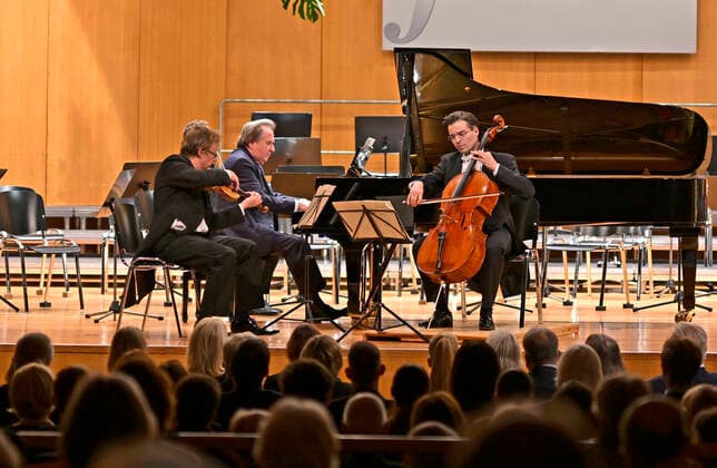 27 09 2022, International Classical Festival Festival of Nations 2022 at the Kurhaus Bad Wörishofen in Unterallgäu, Rudolf Buchbinder at the piano, Orchestra Die Deutsche Kammerphilharmonie Bremen 27 09 2022, Classical Festival Bad Wörishofen 27 09 2022, Classical Festival Bad Wörishofen