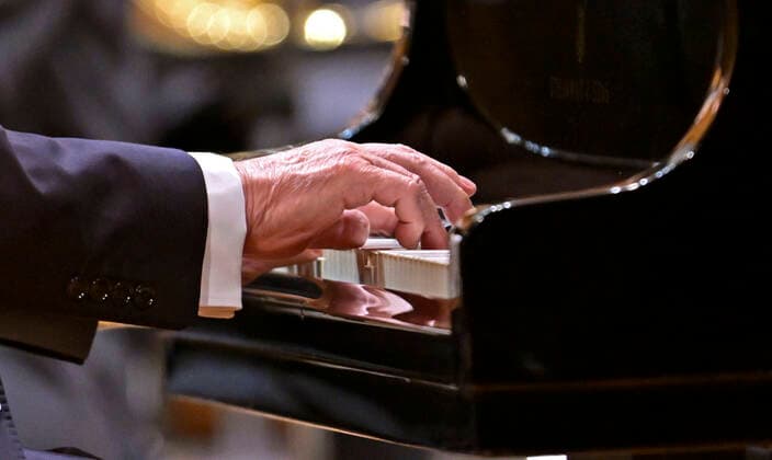 27 09 2022, International Classical Festival Festival of Nations 2022 at the Kurhaus Bad Wörishofen in Unterallgäu, Rudolf Buchbinder at the piano, detail hands at the keys of the Steinway grand piano 27 09 2022, Classical Festival Bad Wörishofen 27 09 2022, Classical Festival Bad Wörishofen