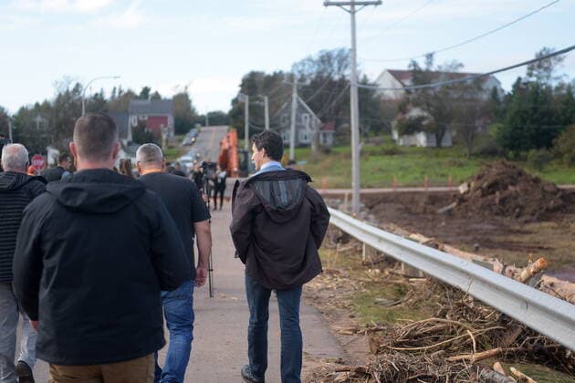 September 27, 2022, Stanley Bridge, PEI, Canada: Prime Minister Justin Trudeau walks with fishermen and the media as he visits Stanley Bridge, P.E.I., to see the damage done by post-tropical storm Fiona, on Tuesday, Sept. 27, 2022. Stanley Bridge Canada  - ZUMAc35_ 20220927_zaf_c35_082 Copyright: xBrianxMcinnisx