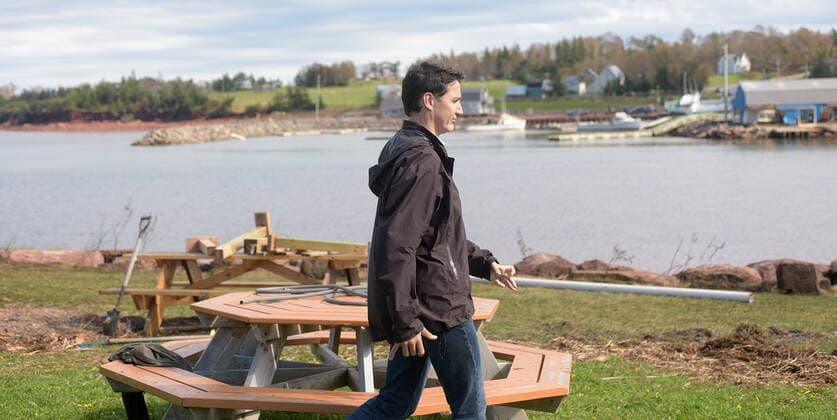 September 27, 2022, Stanley Bridge, PEI, Canada: Prime Minister Justin Trudeau walks over to speak to the media as he visits Stanley Bridge, P.E.I., to see the damage done by post-tropical storm Fiona, on Tuesday, Sept. 27, 2022. Stanley Bridge Canada  - ZUMAc35_ 20220927_zaf_c35_083 Copyright: xBrianxMcinnisx