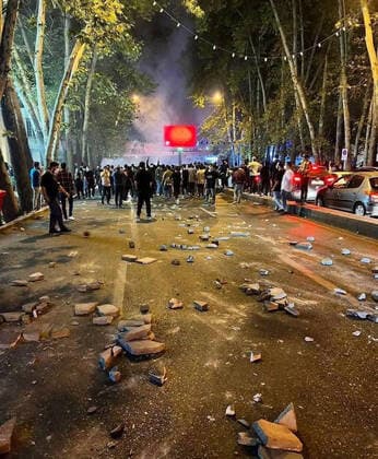 Sep 28, 2022 - Tehran, Tehran, Iran - This photo shows that the protesters are occupying the streets of Tehran, Iran. Mahsa Amini, a 22-year-old Iranian woman, was arrested in Tehran on 13 September by the morality police, a unit responsible for enforcing Iran s strict dress code for women. She fell into a coma while in police custody and was declared dead on 16 September, with the authorities saying she died of heart failure while her family advised that she had no prior health conditions. Her death has triggered protests in various areas in Iran and around the world. According to Iran s state news agency IRNA, Iranian President Ebrahim Raisi expressed his sympathy to the family of Amini on a phone call and assured them that her death will - ZUMAi98_ 20220928_new_i98_475 Copyright: xSocialxMediax