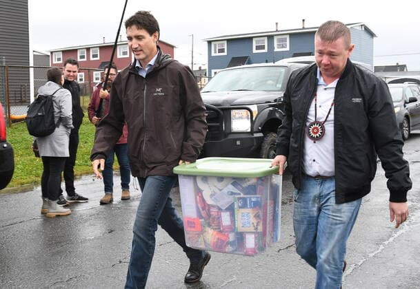 News Bilder des Tages September 27, 2022, Sydney, NS, Canada: Prime Minister Justin Trudeau and MP Jaime Battiste carry a donation to a food bank as he inspects the extensive damage caused by post-tropical storm Fiona in Glace Bay, N.S. on Tuesday, September 27, 2022. Sydney Canada  - ZUMAc35_ 20220927_zaf_c35_131 Copyright: xVaughanxMerchantx